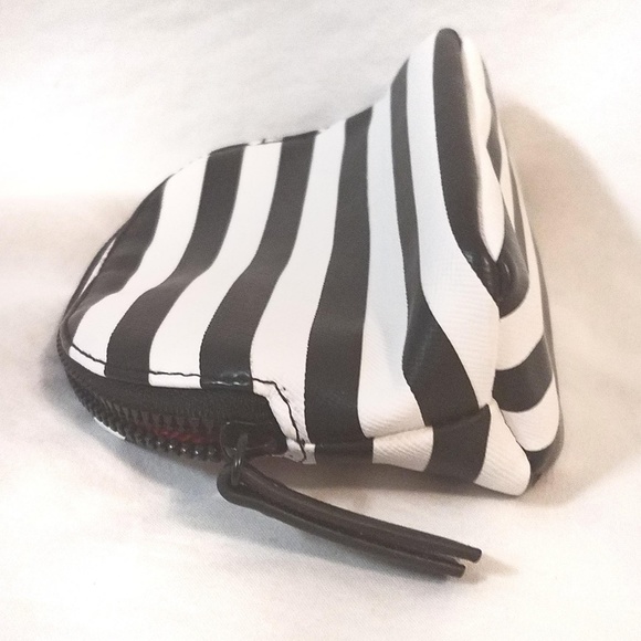 Victoria's Secret Heart Zipper Coin Purse - Picture 4 of 5